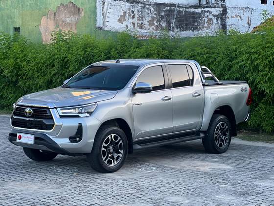 TOYOTA HILUX 2.8 D-4D TURBO DIESEL CD SRX 4X4 AUTOMÁTICO TOYOTA HILUX 2.8 D-4D TURBO DIESEL CD SRX 4X4 AUTOMÁTICO